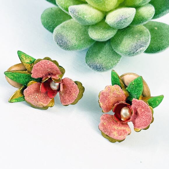 Vintage AUSTRIA Marked Felted Pink Pansy Flower Clip Earrings - Picture 1 of 5